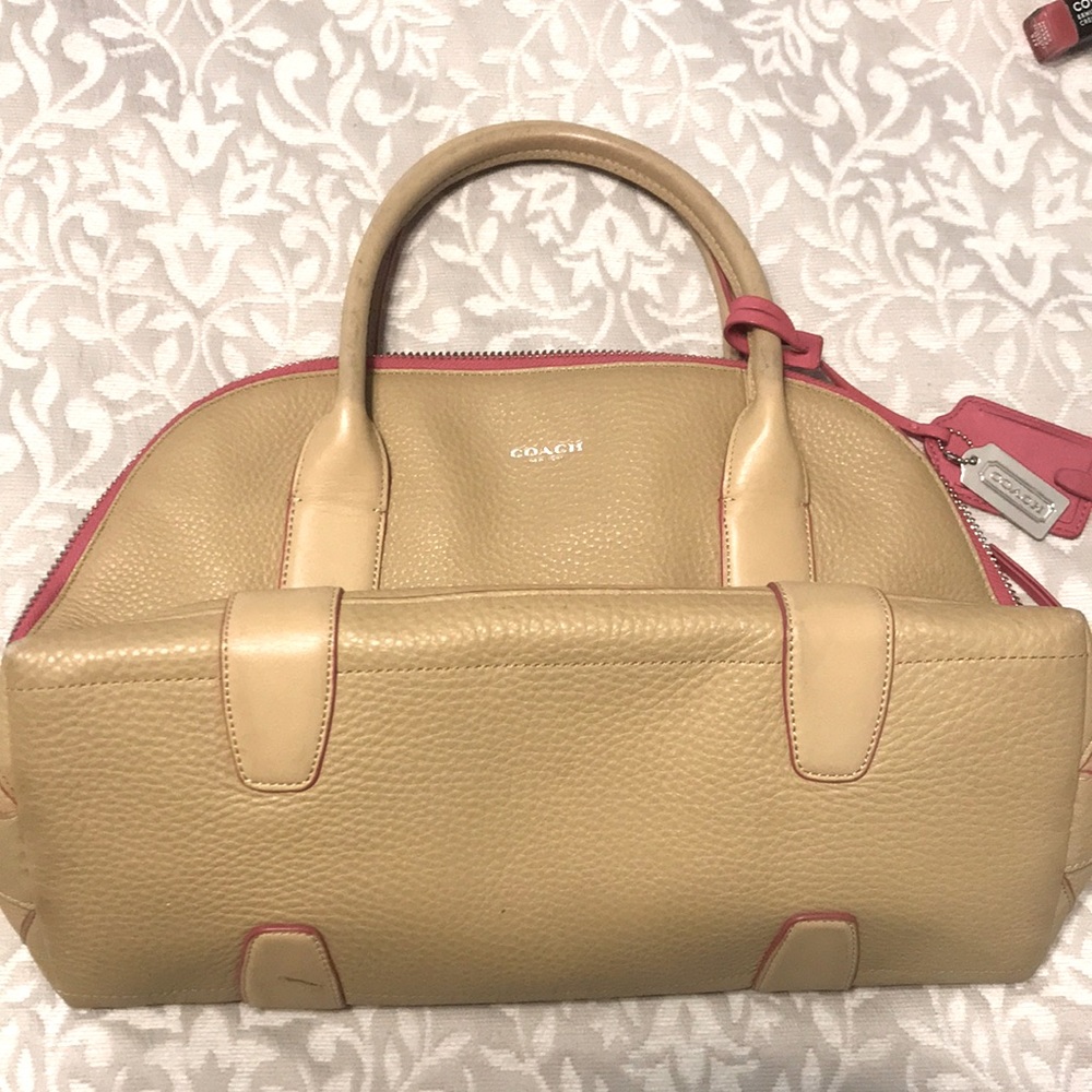 Gently used coach bag. Minor wear and tear but overall in really nice shape